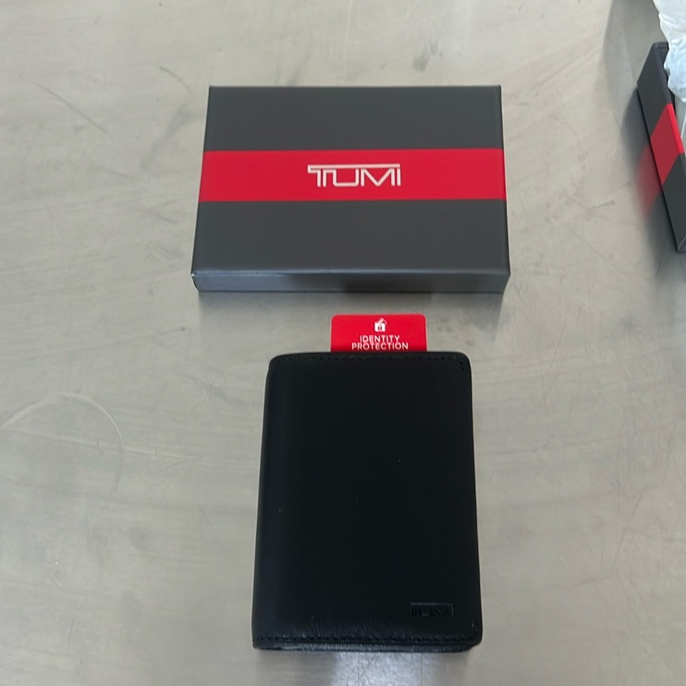 Men’s Tumi Black Leather Wallet